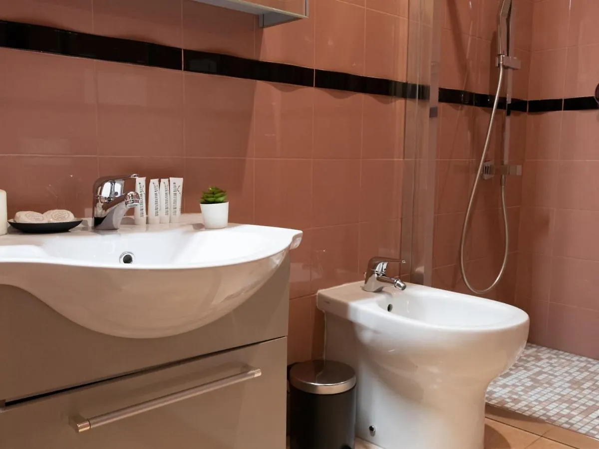 The Best Rent - Spacious Apartment Near Roma Termini Station 0*, Rome